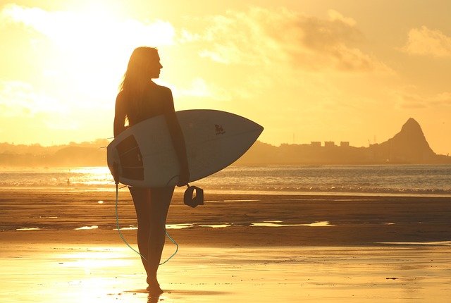 Seguradora deve arcar com custos após surfista esconder chaves na areia